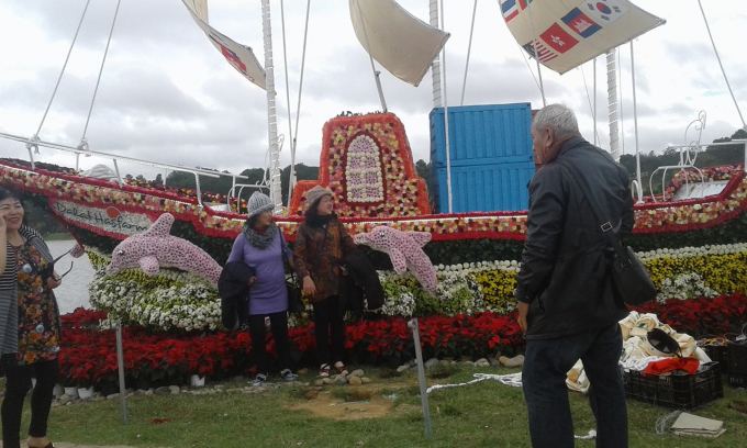 Du kh&aacute;ch chụp h&igrave;nh tại&nbsp;chiếc thuyền hoa.