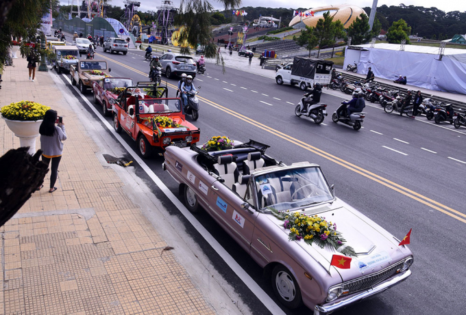 Buổi diễu h&agrave;nh đ&atilde; thu h&uacute;t gần 30 chiếc xe cổ từ 7 d&ograve;ng xe c&oacute; thương hiệu của c&aacute;c nước Italia, Ph&aacute;p, Đức, Nhật Bản..., trong đ&oacute; c&oacute; nhiều xe c&oacute; tuổi đời h&agrave;ng trăm năm đến h&agrave;ng chục năm.