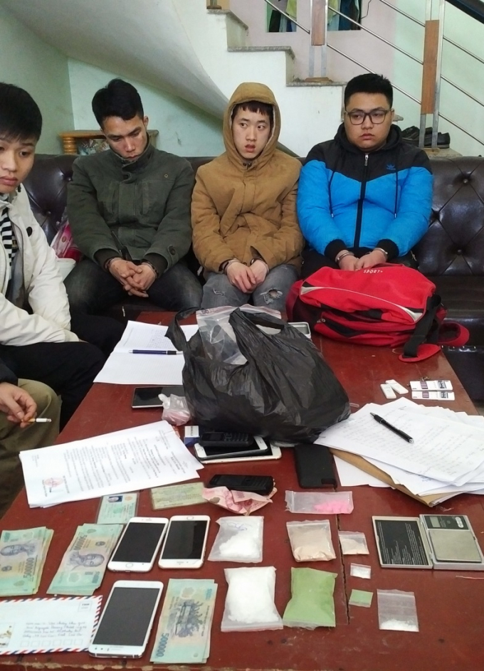 3 đối tượng Vũ Đại Dương, Nguyễn Quang Th&agrave;nh, La Văn H&agrave;o c&ugrave;ng tang vật lực lượng chức năng thu giữ được.