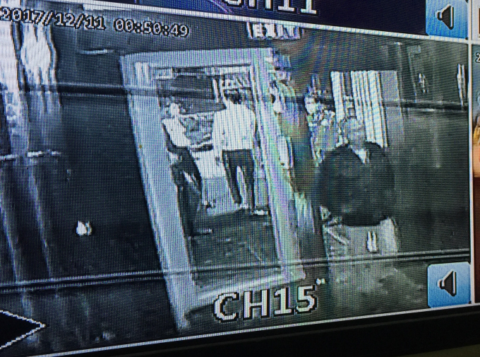 Thời điểm B&igrave;nh (&aacute;o đen) quay lại Asta Club đ&acirc;m &ocirc;ng Giang.