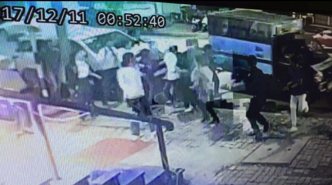 Khi ra về, B. c&ograve;n l&aacute;i xe lao về ph&iacute;a &ocirc;ng Giang. (H&igrave;nh ảnh được tr&iacute;ch xuất từ camera)