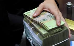 Đề nghị đương sự chạy án, vợ chồng thư ký toà lĩnh án