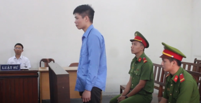 Bị c&aacute;o suy sụp khi nghe chủ tọa tuy&ecirc;n &aacute;n.