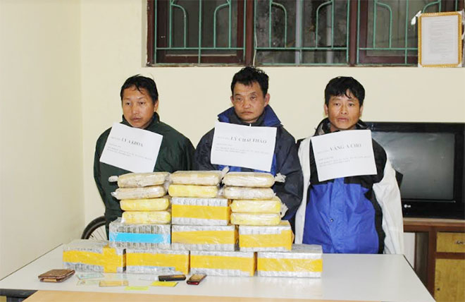 Ba đối tượng c&ugrave;ng tang vật của vụ &aacute;n.