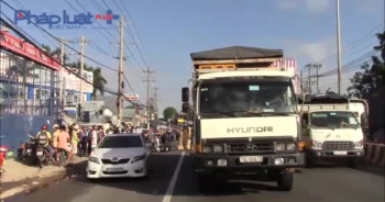 Bình Dương: Xe tải va chạm với xe máy, 2 người thương vong