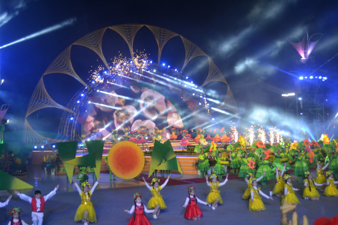 C&aacute;c tiết mục đặc sắc được tr&igrave;nh b&agrave;y trong kh&ocirc;ng kh&iacute; s&ocirc;i động n&aacute;o nhiệt.