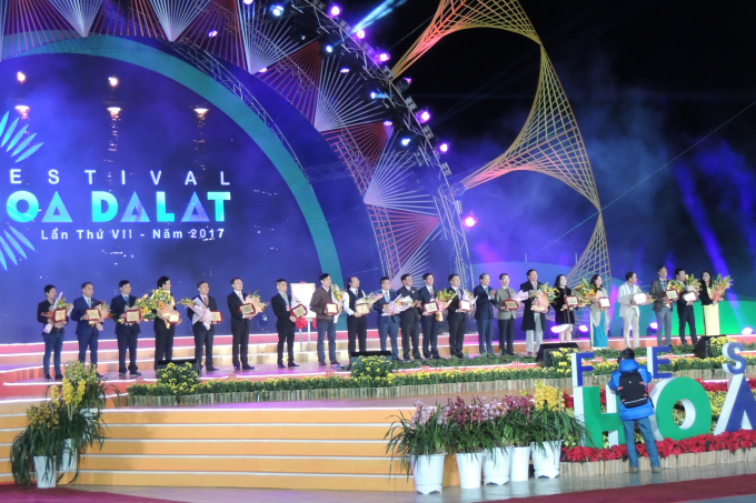 Ban tổ chức tặng kỷ niệm chương v&agrave; hoa cho những đơn vị đồng t&agrave;i trợ chương tr&igrave;nh Fesival hoa.