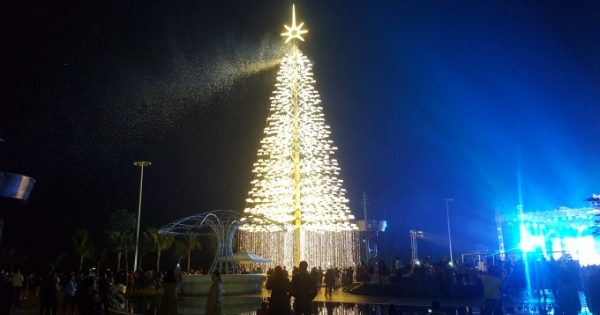 Cây thông pha lê cao 30 mét thắp sáng trong ngày mở đầu Coco Starlight Fest 2017