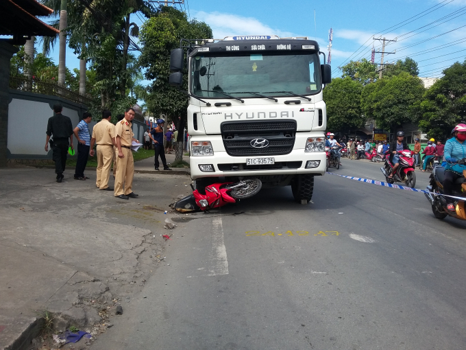 Chiếc xe m&aacute;y bị cuốn v&agrave;o gầm l&agrave;m ba người thương vong.