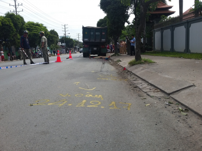 Chiếc xe m&aacute;y chạy s&aacute;t lề đường vẫn bị xe ben lấn v&agrave;o t&ocirc;ng tr&uacute;ng.