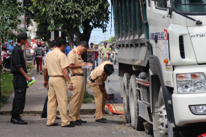 C&ocirc;ng an thị x&atilde; Dĩ An kh&aacute;m nghiệm hiện trường.