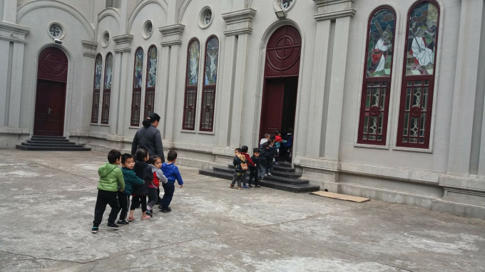 C&aacute;c ch&aacute;u t&iacute;u t&iacute;t theo c&ocirc; v&agrave;o b&ecirc;n trong Nh&agrave; thờ để tập h&aacute;t.