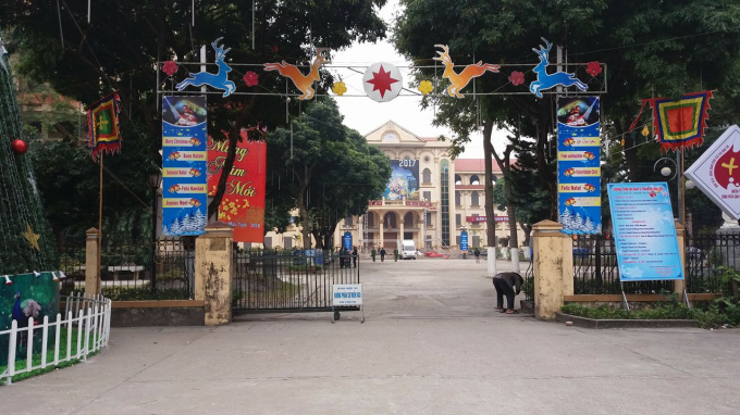 Cụ gi&agrave; đi&nbsp; nhặt từng chiếc l&aacute; dụng xung quanh Th&aacute;nh đường.