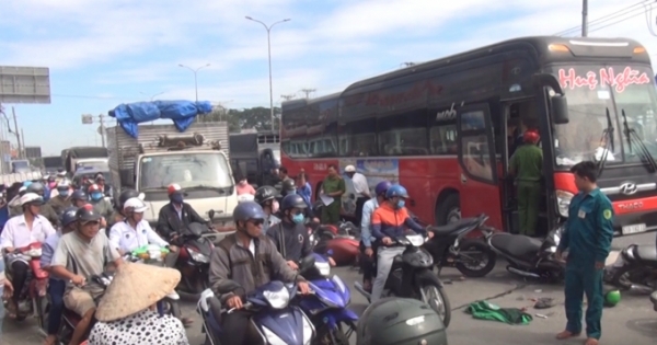 TP HCM: Ô tô "điên" tông hàng loạt phương tiện đang dừng đèn đỏ, nhiều người bị thương