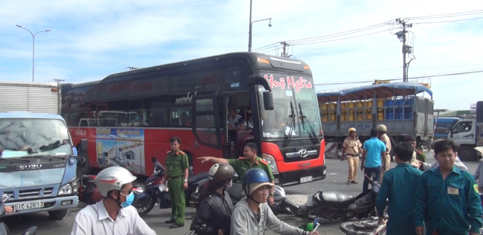 Lực lượng chức năng c&oacute; mặt xử l&yacute; vụ tai nạn.