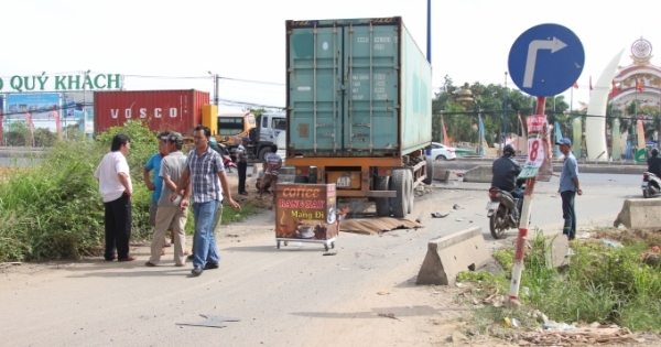 Xe container mất thắng đâm nát xe máy, hai người thương vong