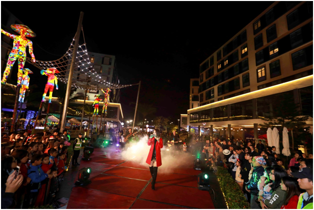 Du kh&aacute;ch đổ về Đ&agrave; Nẵng trong dịp Noel v&agrave; Tết Dương lịch, th&ocirc;ng qua c&aacute;c sự kiện như&nbsp;Coco Starlight Fest 2017