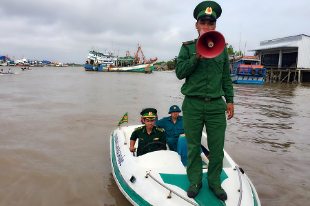 Bộ đội Bi&ecirc;n ph&ograve;ng Rạch Gốc k&ecirc;u gọi t&agrave;u thuyền v&agrave; người d&acirc;n thực hiện c&aacute;c biện ph&aacute;p ph&ograve;ng tr&aacute;nh b&atilde;o.&nbsp;Ảnh: B&aacute;o C&agrave; Mau