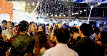 Du khách ấn tượng với "tuyết rơi đêm Noel" ở Sài Gòn
