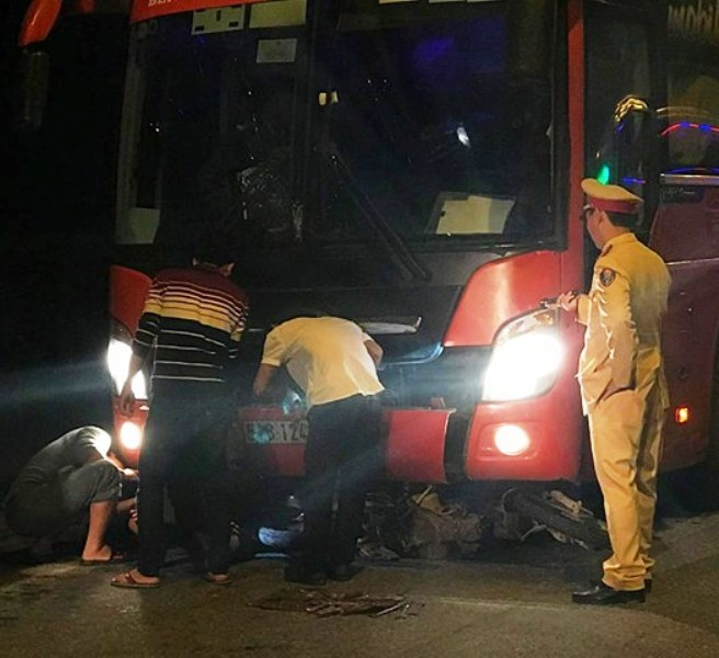 Chiếc xe m&aacute;y nạn nh&acirc;n nằm gọn dưới gầm xe kh&aacute;ch Phương Trang.