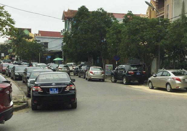 Nhiều chiếc xe biển xanh chở kh&aacute;ch tới tiệc cưới.