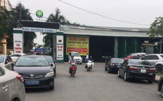 Xe biển xanh đang đỗ trước nh&agrave; h&agrave;ng.