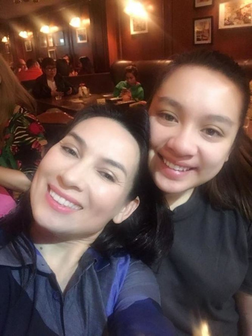 Phi Nhung v&agrave; con g&aacute;i.