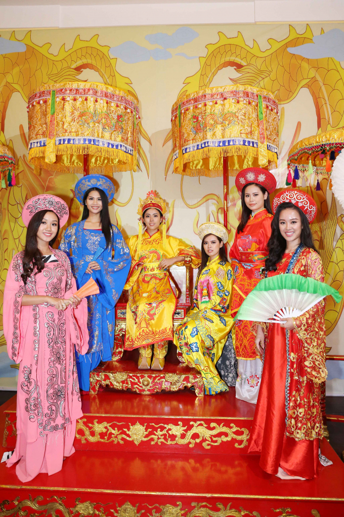 Th&iacute; sinh Hoa hậu Ho&agrave;n vũ Việt Nam diện &aacute;o d&agrave;i tham quan cảnh đẹp tại Đ&agrave; Lạt