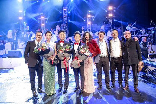 C&aacute;c nghệ sĩ v&agrave; &ecirc; k&iacute;p thực hiện chương tr&igrave;nh.