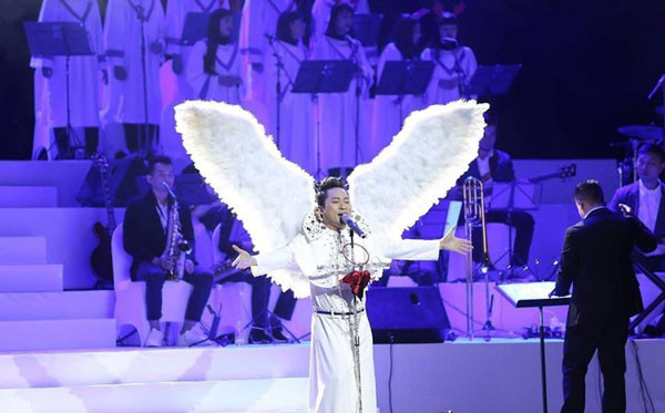 T&ugrave;ng Dương g&acirc;y bất ngờ khi xuất hiện với đ&ocirc;i c&aacute;nh thi&ecirc;n thần...