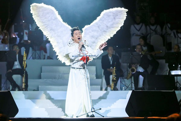 ... Anh ngẫu hứng h&aacute;t bolero với