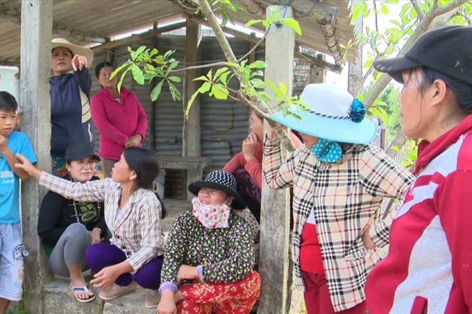 Người d&acirc;n bất b&igrave;nh v&igrave; nhận thiếu gạo do c&aacute;n bộ th&ocirc;n tự &yacute; chia nhỏ để nhiều người được nhận. (Ảnh: b&aacute;o Lao động)