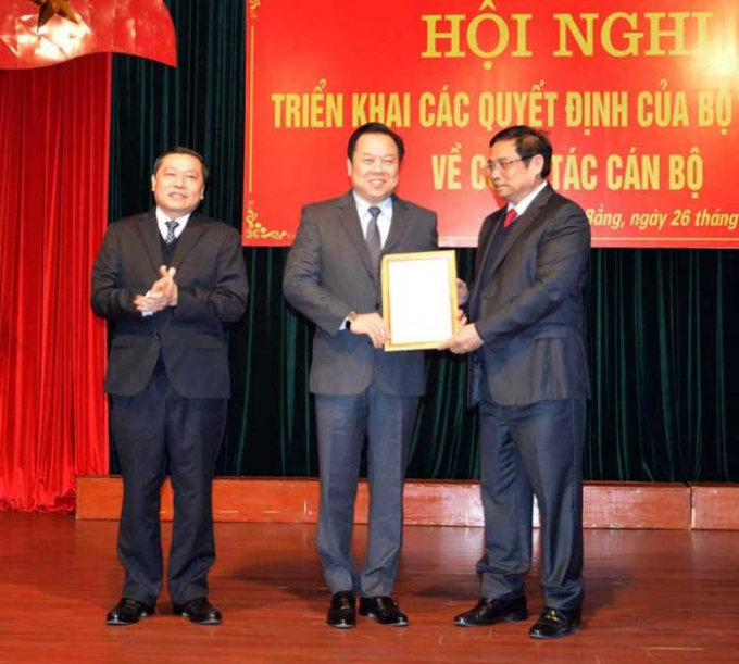&Ocirc;ng Phạm Minh Ch&iacute;nh- Ủy vi&ecirc;n Bộ Ch&iacute;nh trị,&nbsp;Trưởng Ban Tổ chức Trung ương trao Quyết định ph&acirc;n c&ocirc;ng &ocirc;ng Nguyễn Ho&agrave;ng Anh - Ủy vi&ecirc;n T.Ư Đảng, B&iacute; thư Tỉnh ủy Cao Bằng nhiệm kỳ 2015 - 2020 th&ocirc;i tham gia Ban Chấp h&agrave;nh, Ban Thường vụ v&agrave; th&ocirc;i giữ chức B&iacute; thư Tỉnh ủy Cao Bằng nhiệm kỳ 2015 - 2020 để ph&acirc;n c&ocirc;ng nhiệm vụ mới. (Ảnh: D&acirc;n việt)