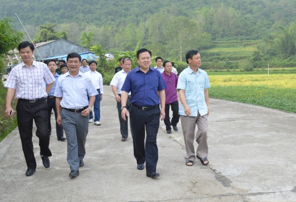 B&iacute; thư Tỉnh ủy Cao Bằng Nguyễn Ho&agrave;ng Anh kiểm tra hoạt động xuất nhập khẩu h&agrave;ng h&oacute;a tại cửa khẩu L&yacute; Vạn (Hạ Lang).