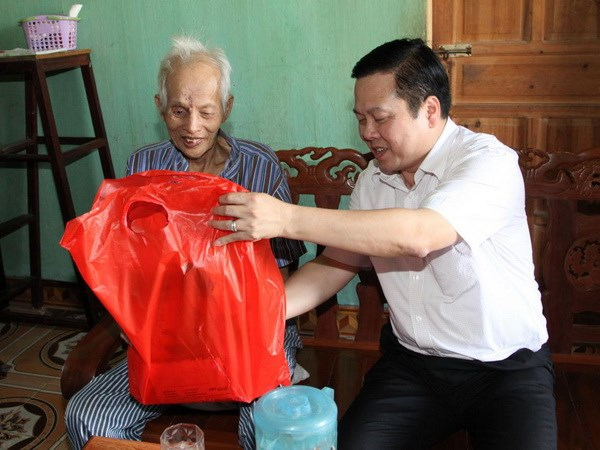 B&iacute; thư Tỉnh ủy Cao Bằng tặng qu&agrave; &ocirc;ng Nguyễn Văn Đắc, thương binh 51% ở th&ocirc;n S&oacute;c H&agrave;, H&agrave; Quảng (Cao Bằng).