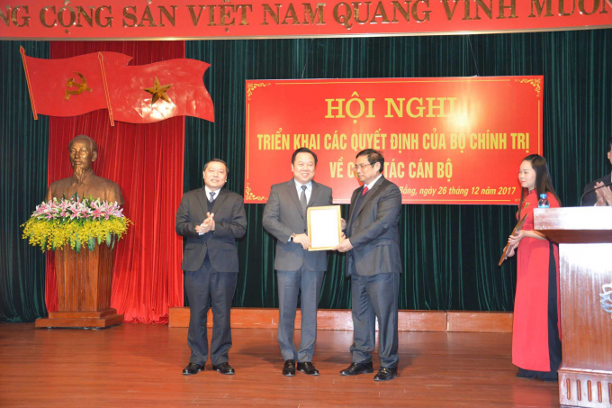 &Ocirc;ng Phạm Minh Ch&iacute;nh- Ủy vi&ecirc;n Bộ Ch&iacute;nh trị, Trưởng Ban Tổ chức Trung ương (phải) đ&atilde; trao Quyết định cho &ocirc;ng Nguyễn Ho&agrave;ng Anh (giữa) th&ocirc;i tham gia Ban Chấp h&agrave;nh, Ban Thường vụ v&agrave; th&ocirc;i giữ chức B&iacute; thư Tỉnh ủy Cao Bằng nhiệm kỳ 2015 &ndash; 2020 để nhận nhiệm vụ mới. (Ảnh: T.H&agrave;)