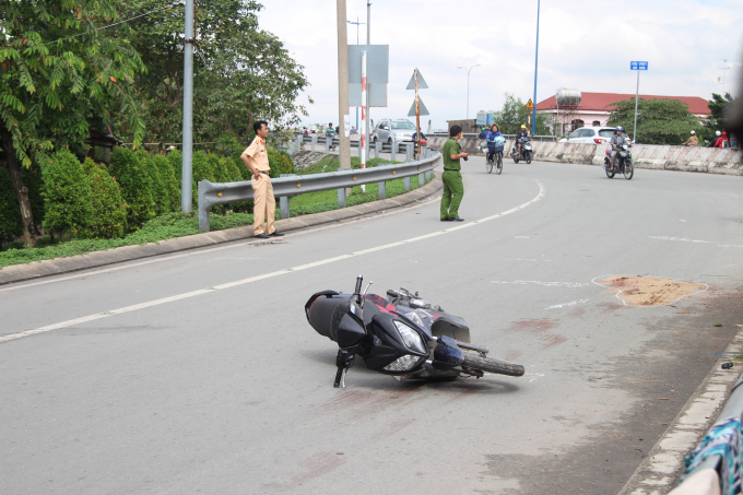 Nam thanh ni&ecirc;n &ocirc;m cua tr&ecirc;n cầu th&igrave; xảy ra tai nạn.