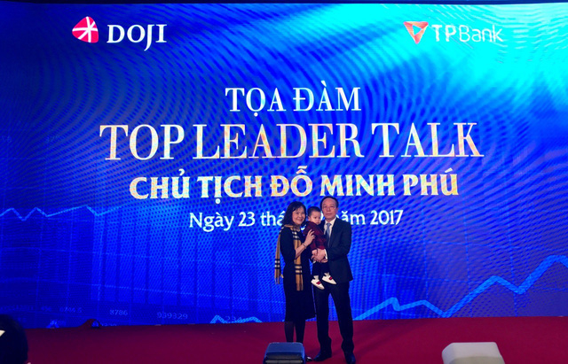 Vợ chồng &ocirc;ng Đỗ Minh Ph&uacute; v&agrave; ch&aacute;u nội