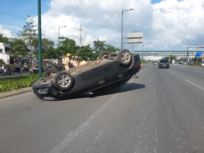 Chiếc &ocirc; t&ocirc; lật chỏng v&oacute; sau khi t&ocirc;ng v&agrave;o cột đ&egrave;n chiếu s&aacute;ng.