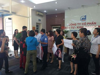 Kh&aacute;ch h&agrave;ng đến trụ sở C&ocirc;ng ty Intresco đ&ograve;i quyền lợi.