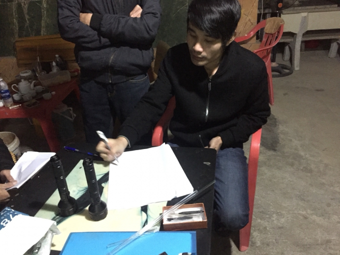 C&aacute;c đối tượng v&agrave; tang vật bị bắt giữ tại hiện trường.