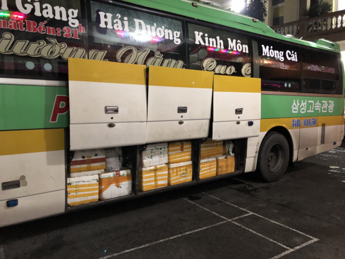 Phương tiện giao th&ocirc;ng chở số lượng lớn h&agrave;ng h&oacute;a kh&ocirc;ng r&otilde; nguồn gốc.