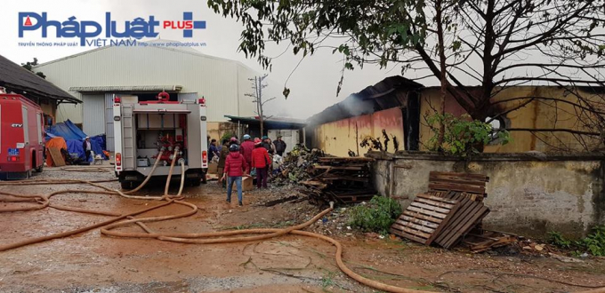 Hiện trường đ&aacute;m ch&aacute;y đối diện trụ sở tiếp d&acirc;n tỉnh Tuy&ecirc;n Quang.