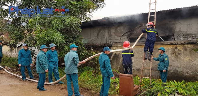 Lực lượng cứu hộ nỗ lực dập lửa.