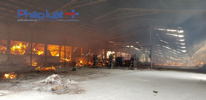 Đến 10 giờ s&aacute;ng c&ugrave;ng ng&agrave;y vẫn chưa thể khống chế được ho&agrave;n to&agrave;n.