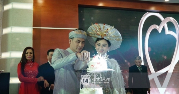 Lâm Khánh Chi hôn đắm đuối chú rể, thay váy đỏ nổi bần bật như công chúa trong lễ cưới