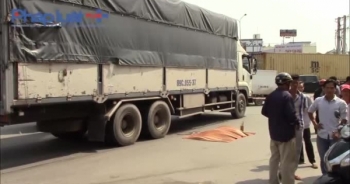 Bình Dương: Va chạm với xe tải, 2 người thương vong