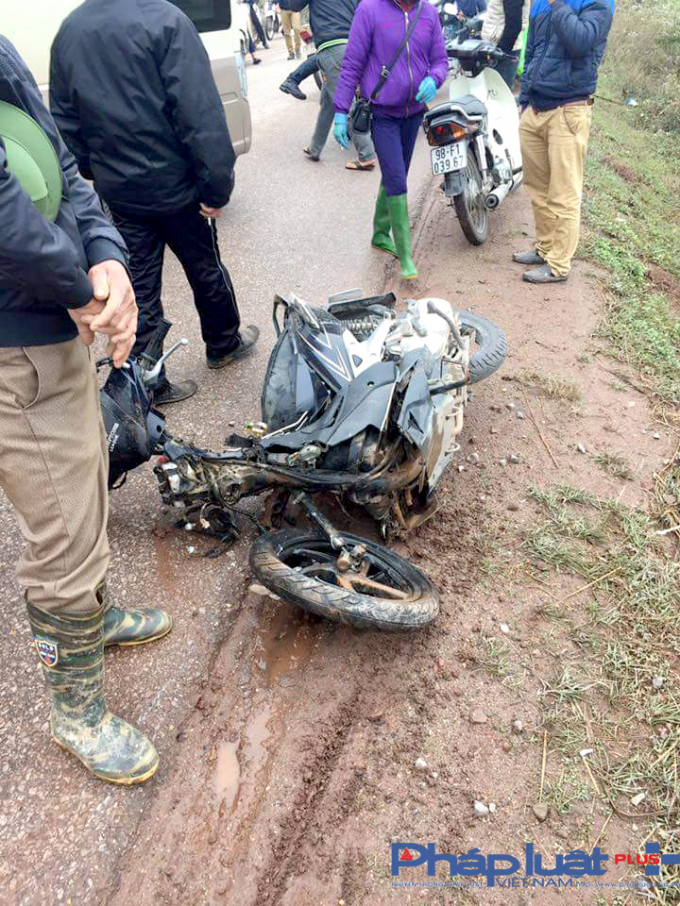 Chiếc xe m&aacute;y biến dạng ho&agrave;n to&agrave;n sau khi va chạm với &ocirc; t&ocirc;.