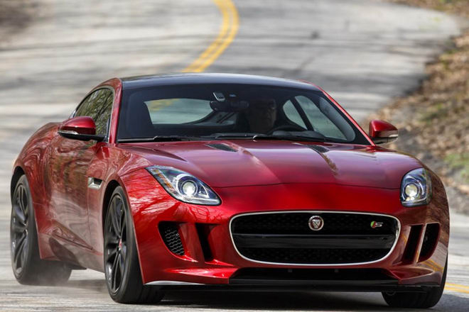 C&aacute;i t&ecirc;n cần được nhắc đến đầu ti&ecirc;n l&agrave; Jaguar F-Type. Đ&acirc;y l&agrave; mẫu xe được lấy cảm hứng từ đường cong tr&ecirc;n con b&aacute;o v&agrave; tư thế cơ bắp của lo&agrave;i động vật n&agrave;y trong tư thế r&igrave;nh mồi. Ba năm sau khi giới thiệu, F-Type vẫn l&agrave; chiếc xe c&acirc;n bằng v&agrave; đẹp nhất thế giới. Mẫu xe n&agrave;y được thiết kế bởi Ian Callum.