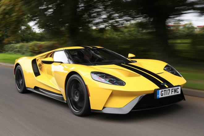 Đứng ngay sau đ&oacute; l&agrave; si&ecirc;u xe Mỹ - Ford GT, được thiết kế bởi Moray Callum - em trai của Ian Callum. Chiếc xe g&acirc;y ấn tượng nhờ kiểu d&aacute;ng hầm hố đậm chất Mỹ, v&agrave; l&agrave; sự c&acirc;n bằng kỳ diệu giữa kh&iacute; động học v&agrave; vẻ ngo&agrave;i bắt mắt.